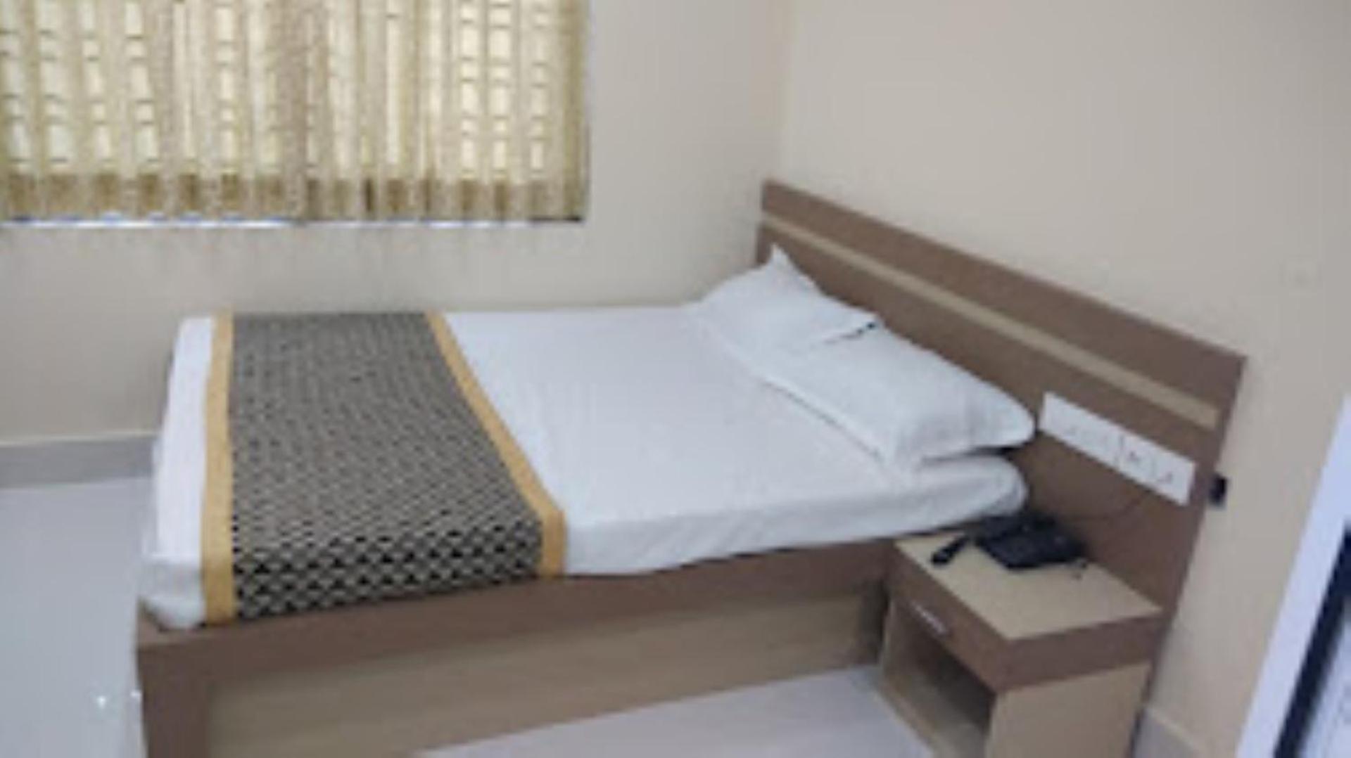 Triumph Inn บูบันเนสชวาร์ ภายนอก รูปภาพ